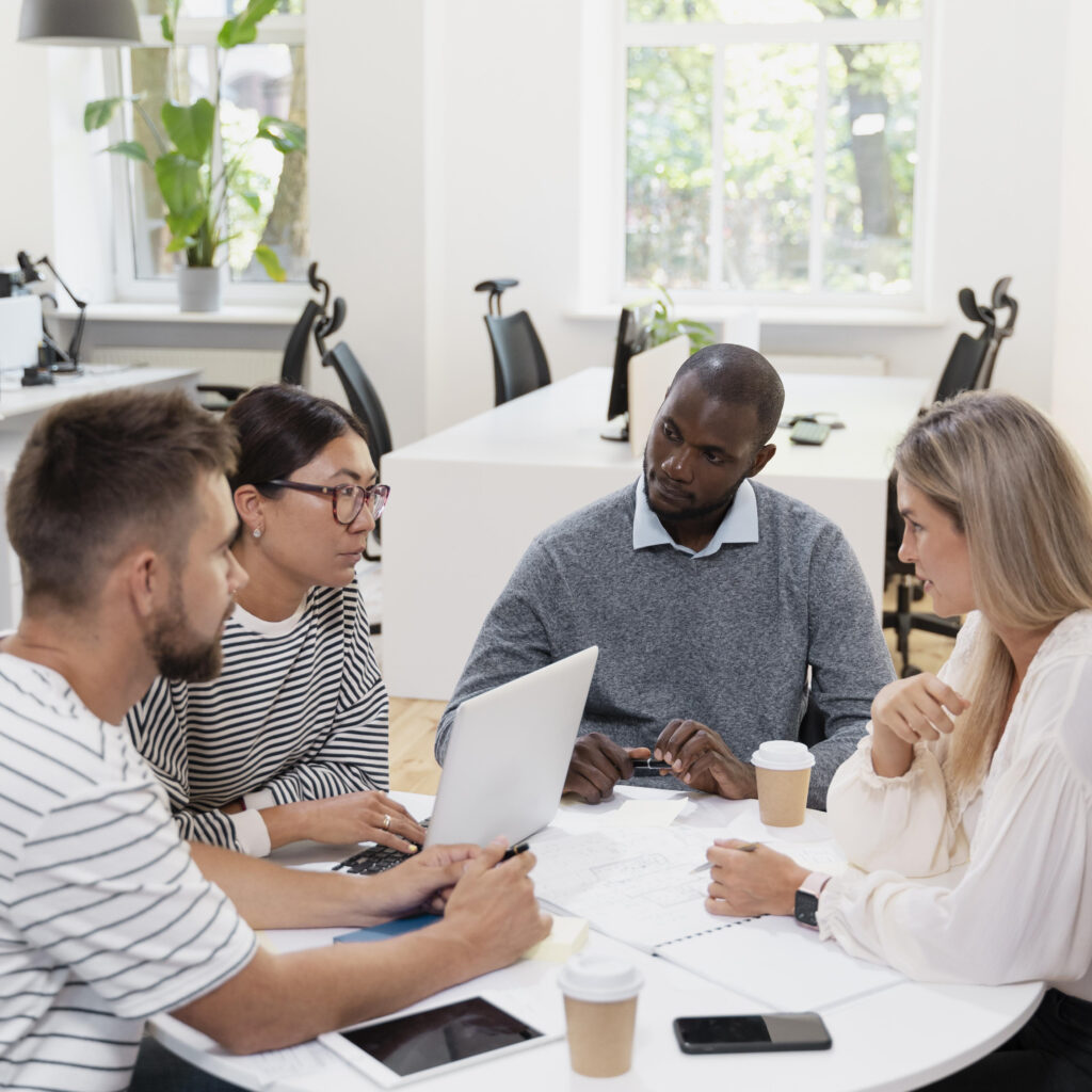 recadre gros plan sur de jeunes collegues ayant une reunion